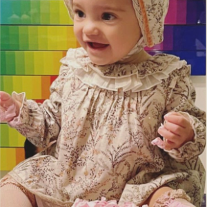 Vestido estampado de flores con encaje